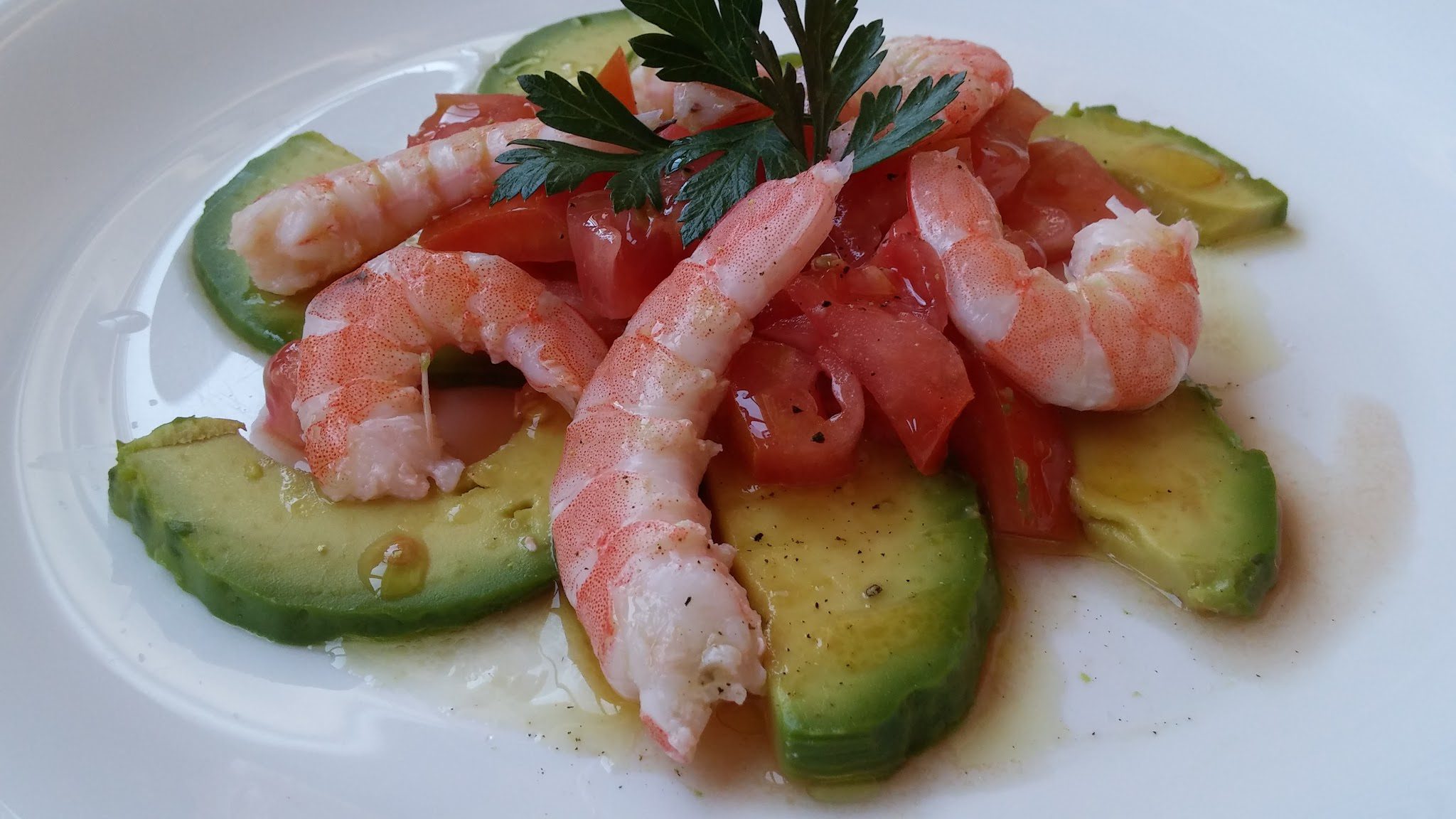 Aguacate con tomates y gambas.